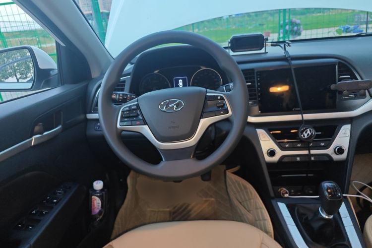 Used Hyundai Elantra (6th Generation / Lingdong) 2016 1.6L Manual ZhiXuan · Dynamic Model Steering Wheel