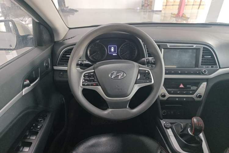 Used Hyundai Elantra (6th Generation / Lingdong) 2016 1.6L Manual ZhiXuan·Youth Edition Steering Wheel