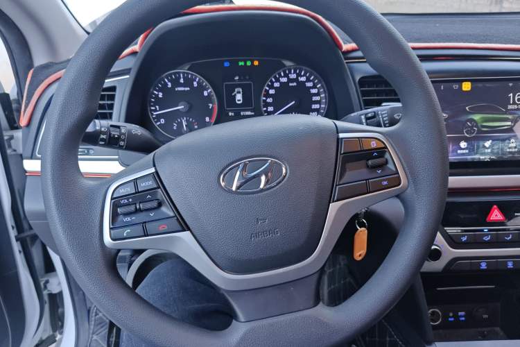Used Hyundai Elantra (6th Generation / Lingdong) 2016 1.6L Manual ZhiXuan·Youth Edition Steering Wheel