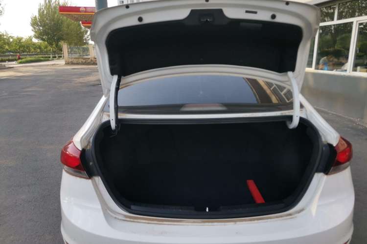 Used Hyundai Elantra (6th Generation / Lingdong) 2016 1.6L Manual ZhiXuan·Youth Edition Trunk