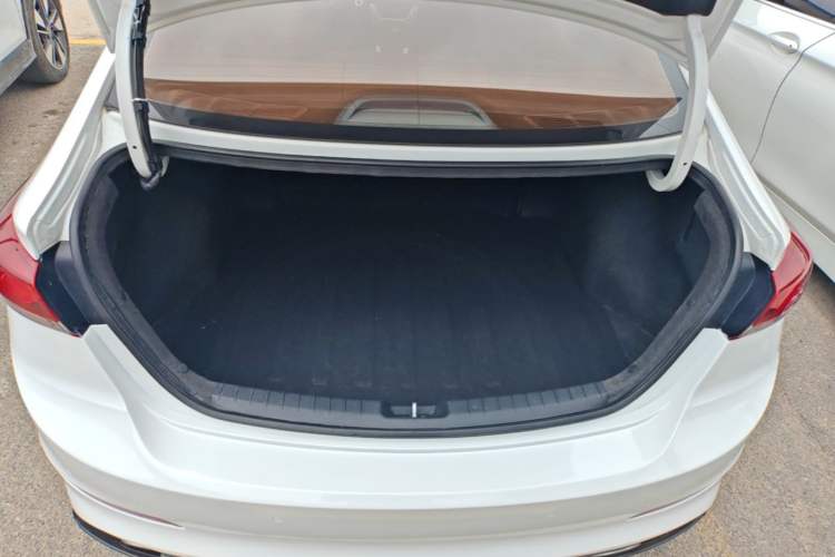 Used Hyundai Elantra (6th Generation / Lingdong) 2016 1.6L Automatic ZhiXuan – Elite Version Trunk