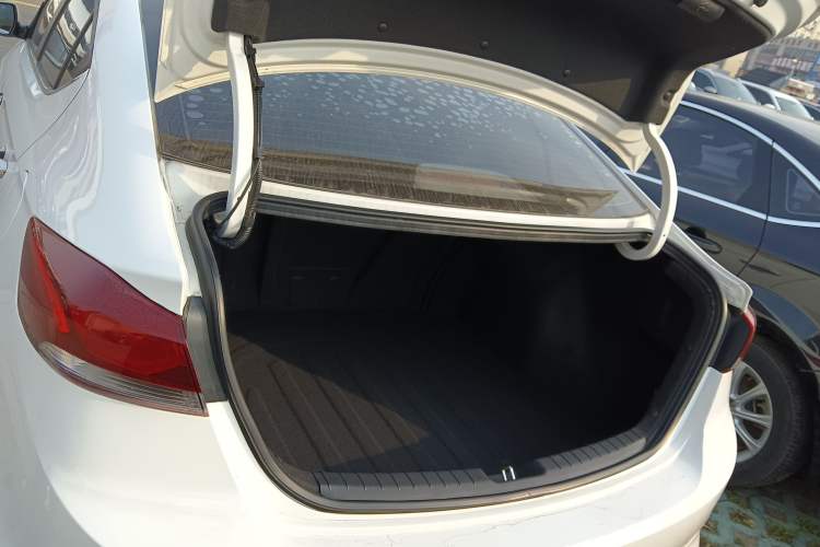 Used Hyundai Elantra (6th Generation / Lingdong) 2016 1.6L Automatic ZhiXuan – Elite Version Trunk