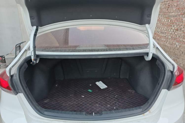 Used Hyundai Elantra (6th Generation / Lingdong) 2016 1.6L Manual ZhiXuan·Youth Edition Trunk