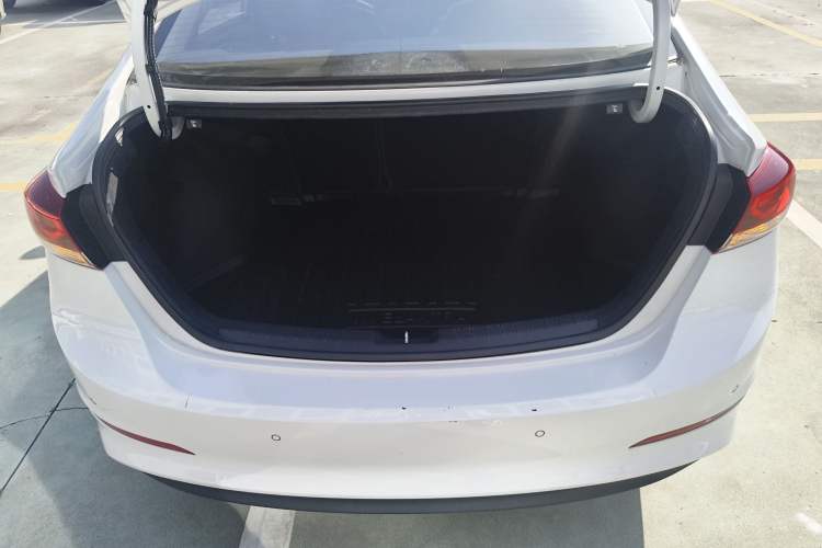 Used Hyundai Elantra (6th Generation / Lingdong) 2016 1.6L Automatic ZhiXuan · Flagship Edition Trunk