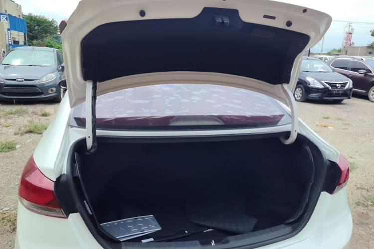 Used Hyundai Elantra (6th Generation / Lingdong) 2016 1.6L Manual ZhiXuan·Youth Edition Trunk