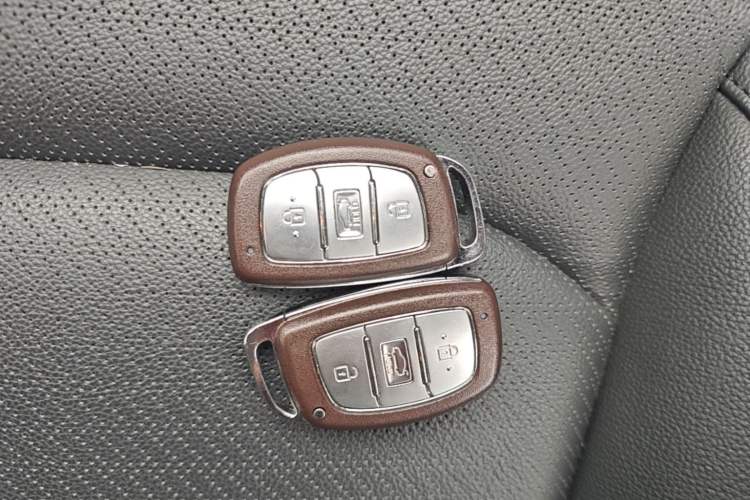 Used Hyundai Elantra (6th Generation / Lingdong) 2016 1.6L Automatic ZhiXuan · Luxury Version Vehicle Key