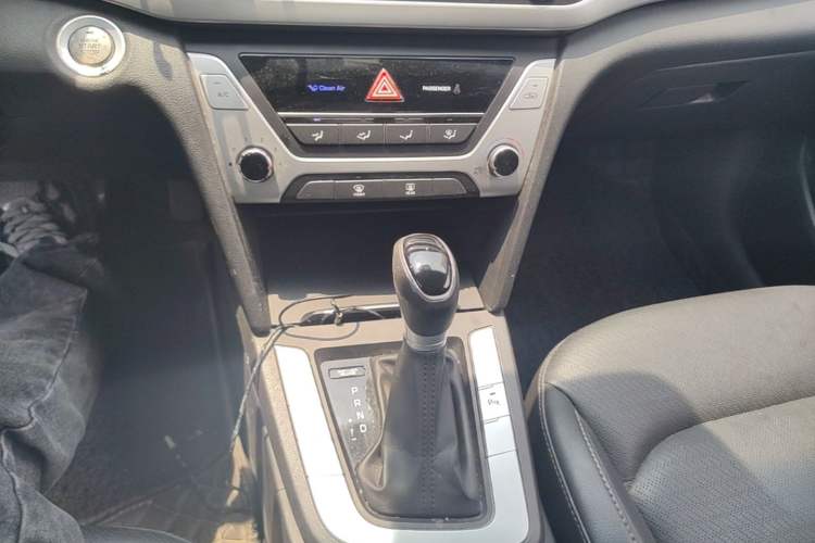 Used Hyundai Elantra (6th Generation / Lingdong) 2016 1.6L Automatic ZhiXuan · Luxury Version Gear Lever