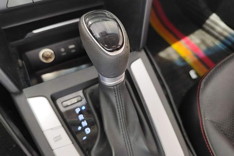 Used Hyundai Elantra (6th Generation / Lingdong) 2016 1.6L Automatic ZhiXuan – Elite Version Gear Lever