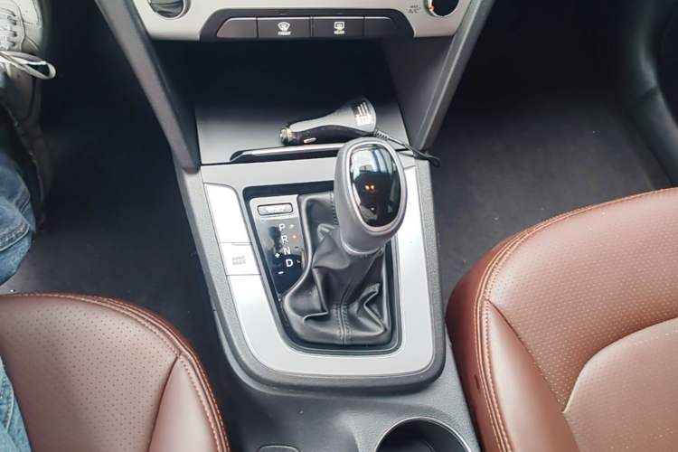 Used Hyundai Elantra (6th Generation / Lingdong) 2016 1.6L Automatic ZhiXuan – Elite Version Gear Lever