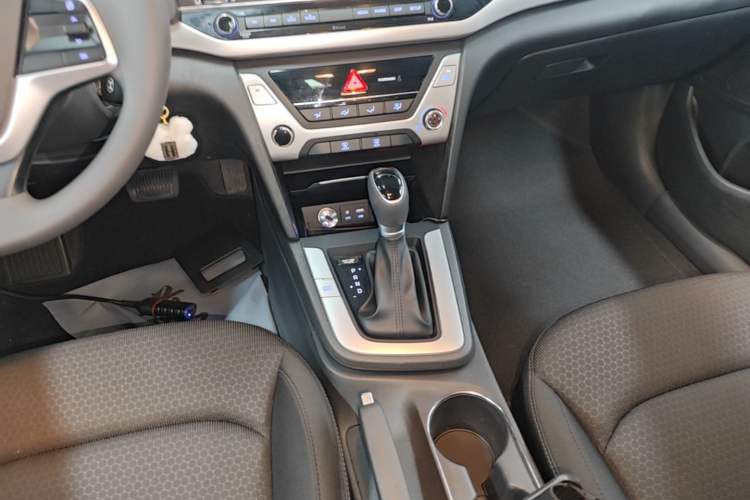 Used Hyundai Elantra (6th Generation / Lingdong) 2016 1.6L Automatic ZhiXuan – Elite Version Gear Lever