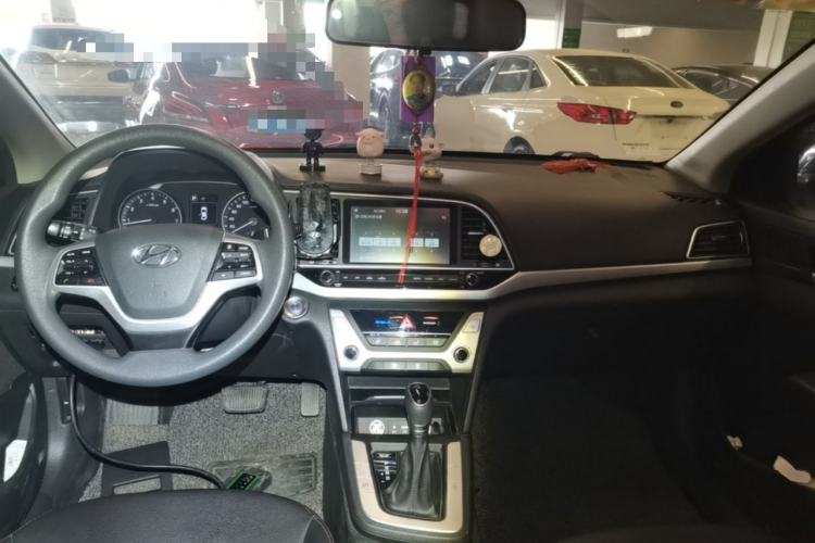 Used Hyundai Elantra (6th Generation / Lingdong) 2018 1.6L Automatic 15th Anniversary Special Edition Center Console