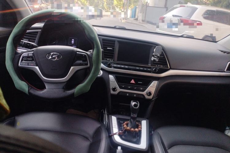 Used Hyundai Elantra (6th Generation / Lingdong) 2018 1.6L Automatic 15th Anniversary Special Edition Center Console
