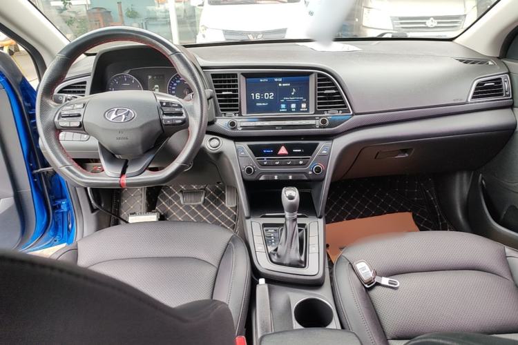 Used Hyundai Elantra (6th Generation / Lingdong) 2018 1.4T Dual-Clutch Xuan Dong · Dynamic Edition Center Console