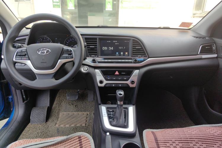 Used Hyundai Elantra (6th Generation / Lingdong) 2018 1.6L Automatic 15th Anniversary Special Edition Center Console