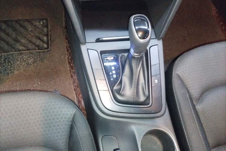 Used Hyundai Elantra (6th Generation / Lingdong) 2018 1.4T Dual-Clutch Xuan Dong · Dynamic Edition Gear Lever