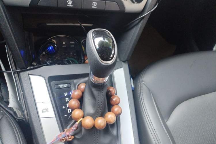 Used Hyundai Elantra (6th Generation / Lingdong) 2018 1.6L Automatic 15th Anniversary Special Edition Gear Lever