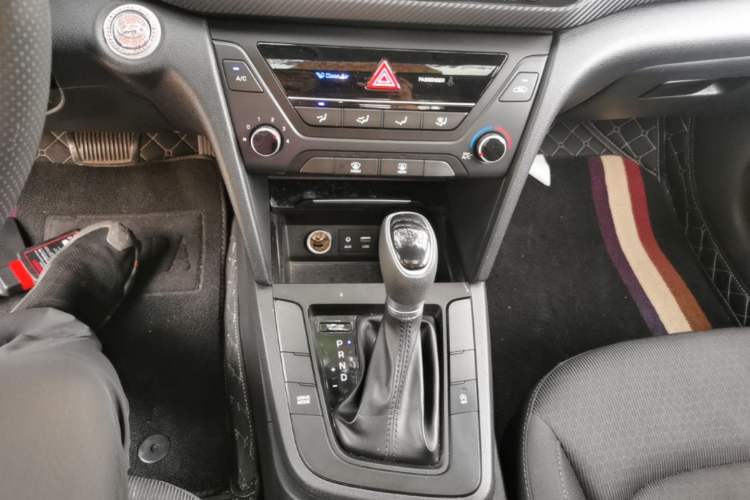 Used Hyundai Elantra (6th Generation / Lingdong) 2018 1.4T Dual-Clutch Xuan Dong · Dynamic Edition Gear Lever