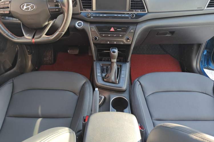 Used Hyundai Elantra (6th Generation / Lingdong) 2018 1.4T Dual-Clutch Xuan Dong · Dynamic Edition Gear Lever