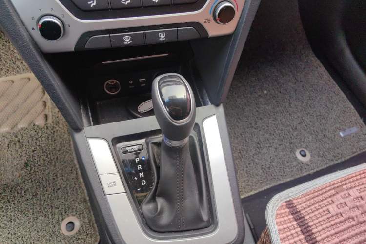 Used Hyundai Elantra (6th Generation / Lingdong) 2018 1.6L Automatic 15th Anniversary Special Edition Gear Lever