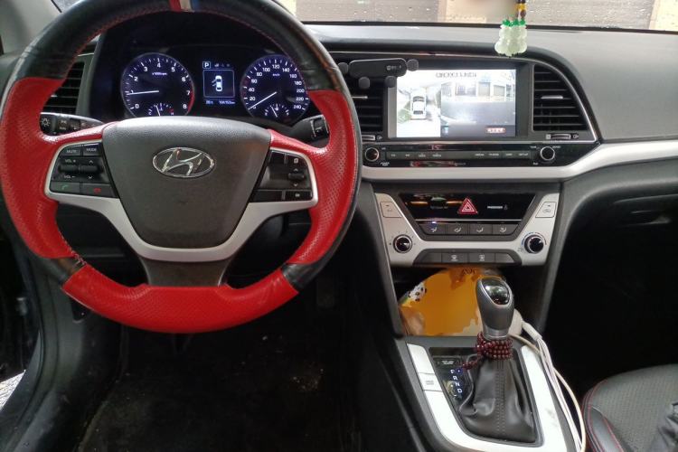 Used Hyundai Elantra (6th Generation / Lingdong) 2018 1.6L Automatic 15th Anniversary Special Edition Center Console