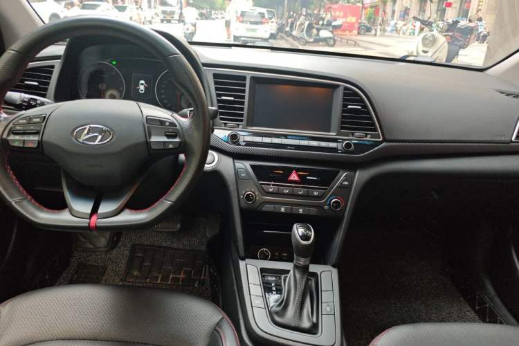 Used Hyundai Elantra (6th Generation / Lingdong) 2018 1.4T Dual-Clutch Xuan Dong · Dynamic Edition Center Console