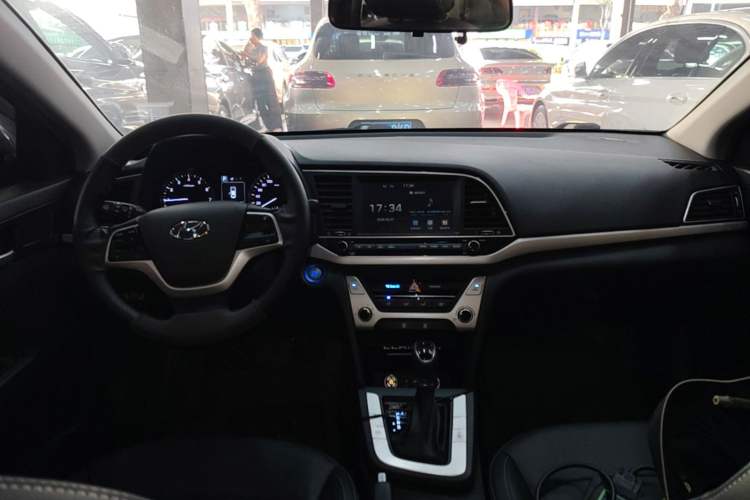 Used Hyundai Elantra (6th Generation / Lingdong) 2018 1.6L Automatic 15th Anniversary Special Edition Center Console