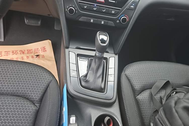Used Hyundai Elantra (6th Generation / Lingdong) 2018 1.4T Dual-Clutch Xuan Dong · Dynamic Edition Gear Lever