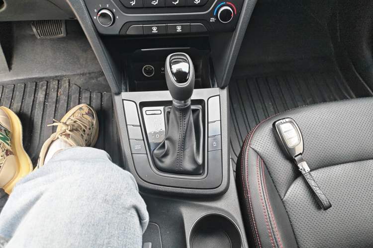 Used Hyundai Elantra (6th Generation / Lingdong) 2018 1.4T Dual-Clutch Xuan Dong · Dynamic Edition Gear Lever