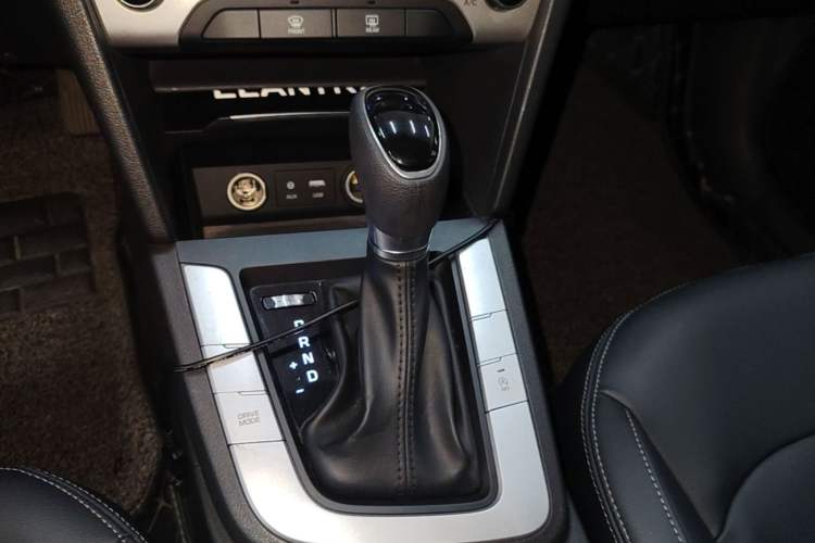 Used Hyundai Elantra (6th Generation / Lingdong) 2018 1.6L Automatic 15th Anniversary Special Edition Gear Lever
