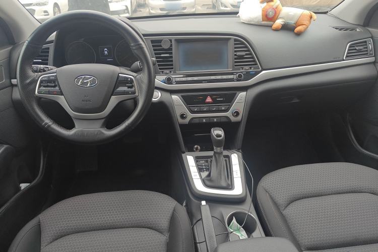 Used Hyundai Elantra (6th Generation / Lingdong) 2018 1.6L Automatic 15th Anniversary Special Edition Center Console