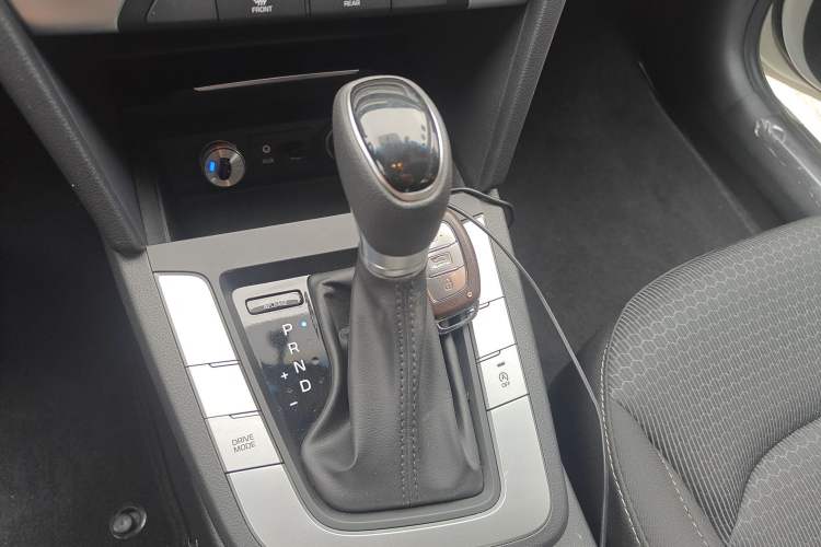 Used Hyundai Elantra (6th Generation / Lingdong) 2018 1.6L Automatic 15th Anniversary Special Edition Gear Lever