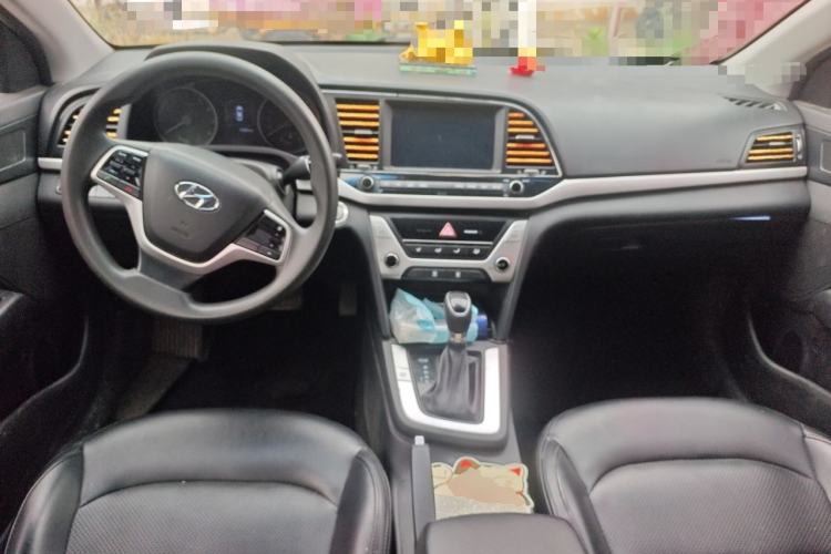Used Hyundai Elantra (6th Generation / Lingdong) 2018 1.6L Automatic 15th Anniversary Special Edition Center Console