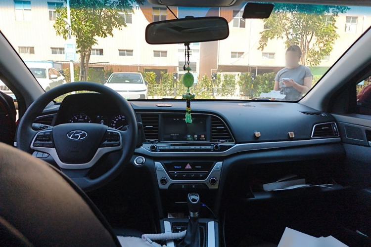 Used Hyundai Elantra (6th Generation / Lingdong) 2018 1.6L Automatic 15th Anniversary Special Edition Center Console