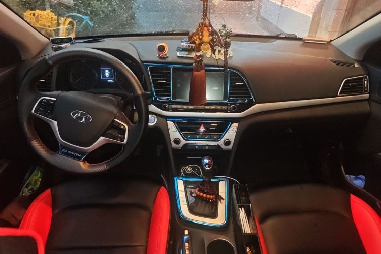 Used Hyundai Elantra (6th Generation / Lingdong) 2018 1.6L Automatic 15th Anniversary Special Edition Center Console