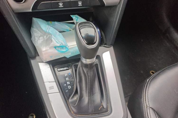 Used Hyundai Elantra (6th Generation / Lingdong) 2018 1.6L Automatic 15th Anniversary Special Edition Gear Lever