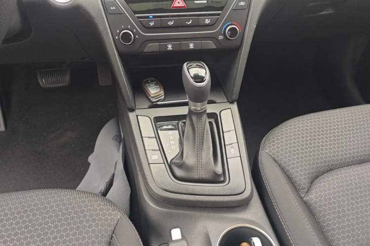 Used Hyundai Elantra (6th Generation / Lingdong) 2018 1.4T Dual-Clutch Xuan Dong · Dynamic Edition Gear Lever