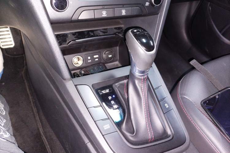 Used Hyundai Elantra (6th Generation / Lingdong) 2018 1.4T Dual-Clutch Xuan Dong · Dynamic Edition Gear Lever