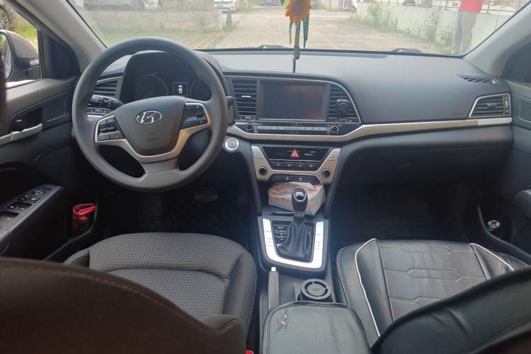 Used Hyundai Elantra (6th Generation / Lingdong) 2018 1.6L Automatic 15th Anniversary Special Edition Center Console