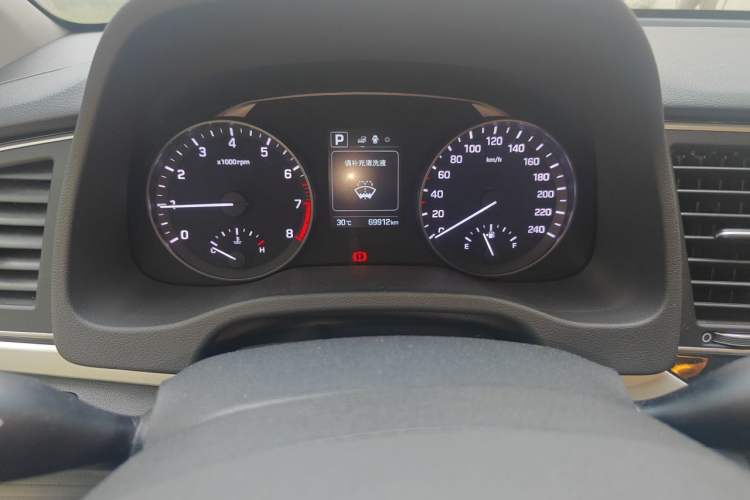 Used Hyundai Elantra (6th Generation / Lingdong) 2018 1.6L Automatic 15th Anniversary Special Edition Odometer Close Up