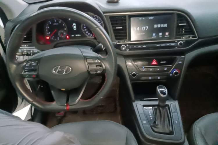 Used Hyundai Elantra (6th Generation / Lingdong) 2018 1.4T Dual-Clutch Xuan Dong · Dynamic Edition Center Console