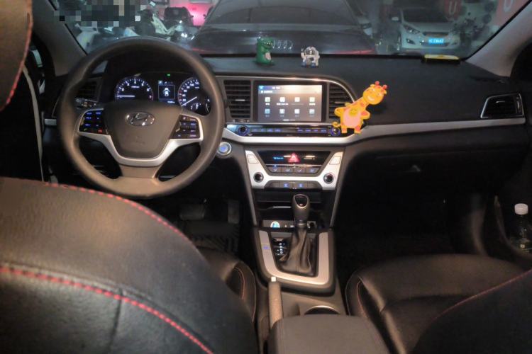 Used Hyundai Elantra (6th Generation / Lingdong) 2018 1.6L Automatic 15th Anniversary Special Edition Center Console