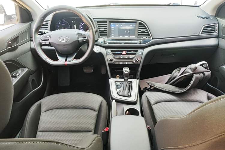 Used Hyundai Elantra (6th Generation / Lingdong) 2018 1.4T Dual-Clutch Xuan Dong · Dynamic Edition Center Console