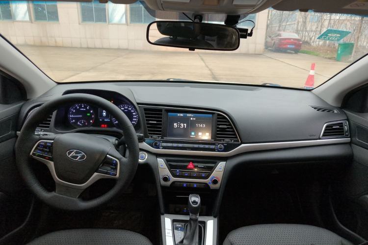 Used Hyundai Elantra (6th Generation / Lingdong) 2018 1.6L Automatic 15th Anniversary Special Edition Center Console