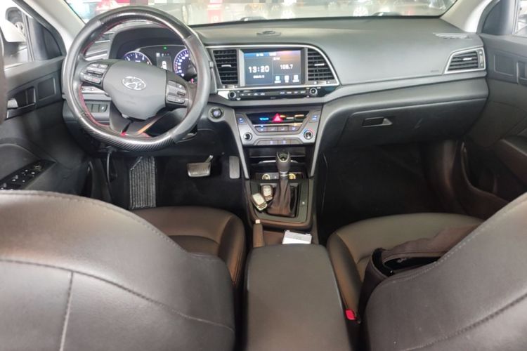 Used Hyundai Elantra (6th Generation / Lingdong) 2018 1.4T Dual-Clutch Xuan Dong · Dynamic Edition Center Console
