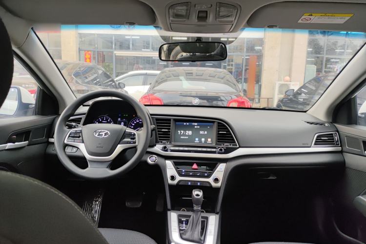 Used Hyundai Elantra (6th Generation / Lingdong) 2018 1.6L Automatic 15th Anniversary Special Edition Center Console