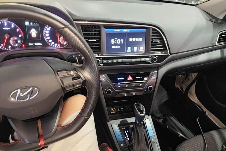 Used Hyundai Elantra (6th Generation / Lingdong) 2018 1.4T Dual-Clutch Xuan Dong · Dynamic Edition Center Console