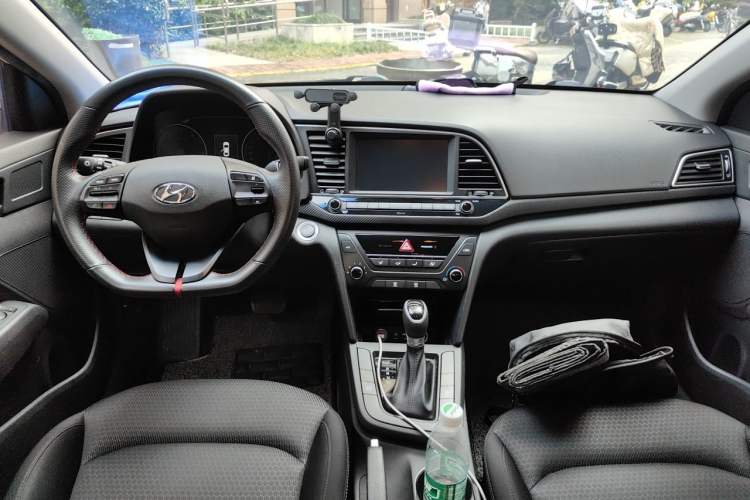 Used Hyundai Elantra (6th Generation / Lingdong) 2018 1.4T Dual-Clutch Xuan Dong · Dynamic Edition Center Console