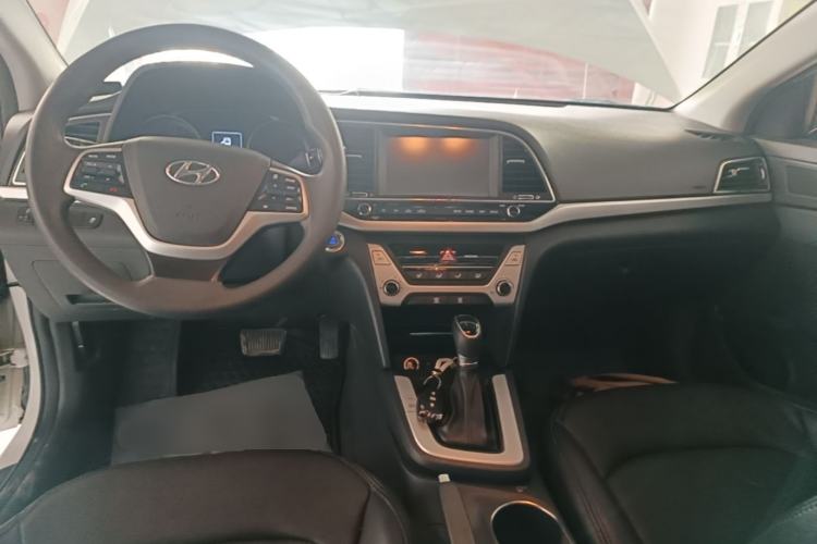Used Hyundai Elantra (6th Generation / Lingdong) 2018 1.6L Automatic 15th Anniversary Special Edition Center Console