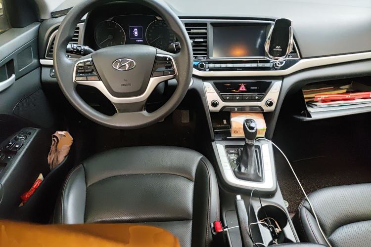 Used Hyundai Elantra (6th Generation / Lingdong) 2018 1.6L Automatic 15th Anniversary Special Edition Center Console