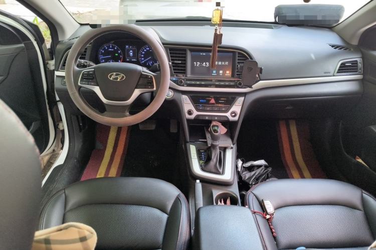 Used Hyundai Elantra (6th Generation / Lingdong) 2018 1.6L Automatic 15th Anniversary Special Edition Center Console
